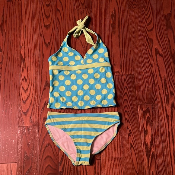 19 pieces of swimwear! Great swim shirts for when it’s very sunny outside! - Picture 4 of 13